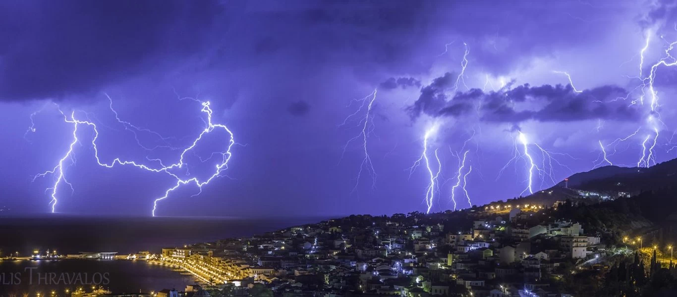 Τρομακτικό: Τριπλό χτύπημα κεραυνού σε τρία κτήρια (βίντεο)